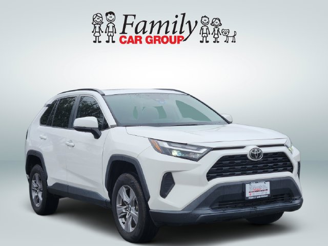 Used 2022 Toyota RAV4 XLE w/ Convenience Package FWD image 2