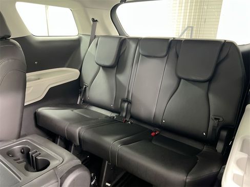 Used 2024 Kia Carnival LX image 28