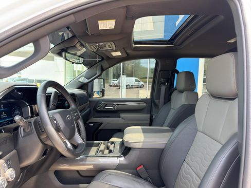 Used 2025 Chevrolet Silverado 2500 ZR2 w/ Technology Package AWD/4WD image 5