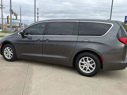 Used 2017 Chrysler Pacifica Touring image 11