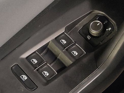 Used 2025 Volkswagen Jetta SE image 27