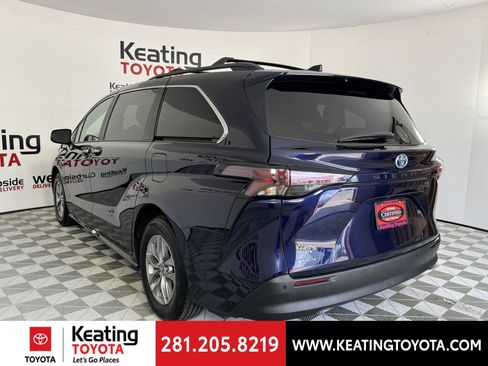 Certified 2025 Toyota Sienna XLE image 8