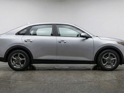 Used 2025 Kia K4 LXS image 11