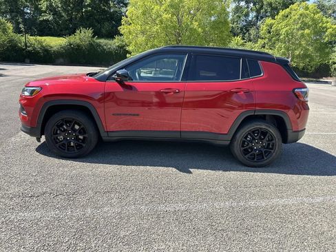 Used 2024 Jeep Compass Latitude w/ Altitude Special Edition AWD/4WD image 4
