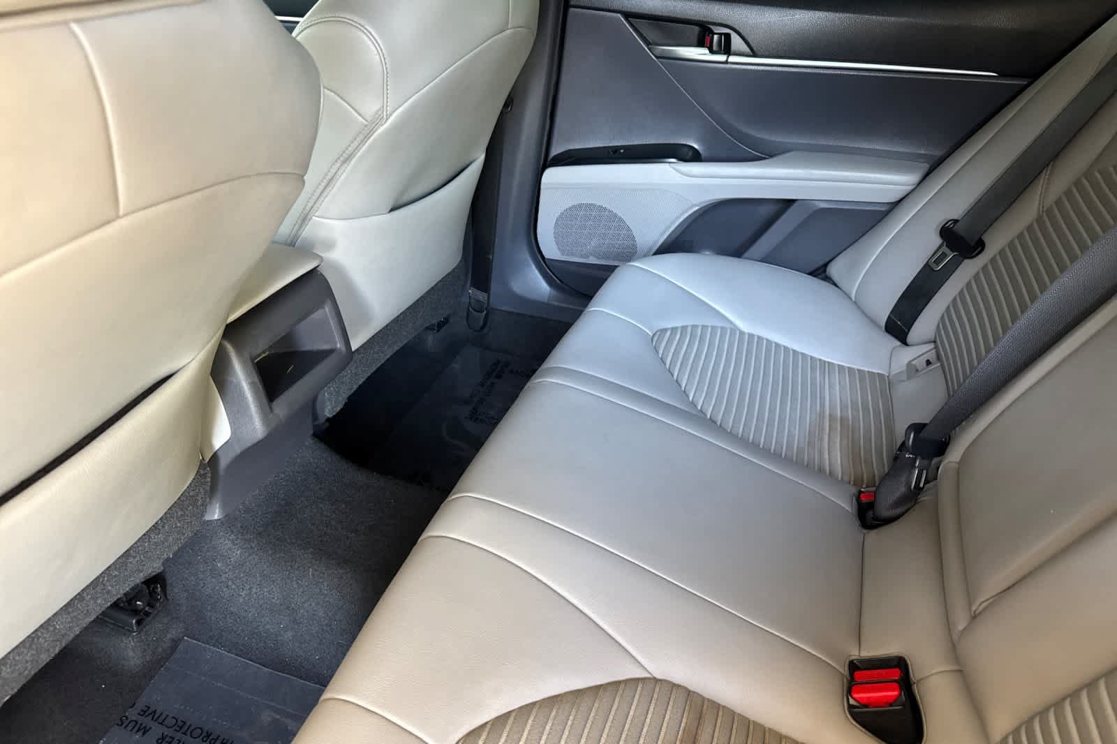 Used 2019 Toyota Camry SE w/ Carpet Mat Package FWD image 3