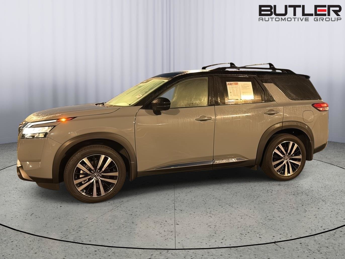 Used 2024 Nissan Pathfinder Platinum FWD image 3