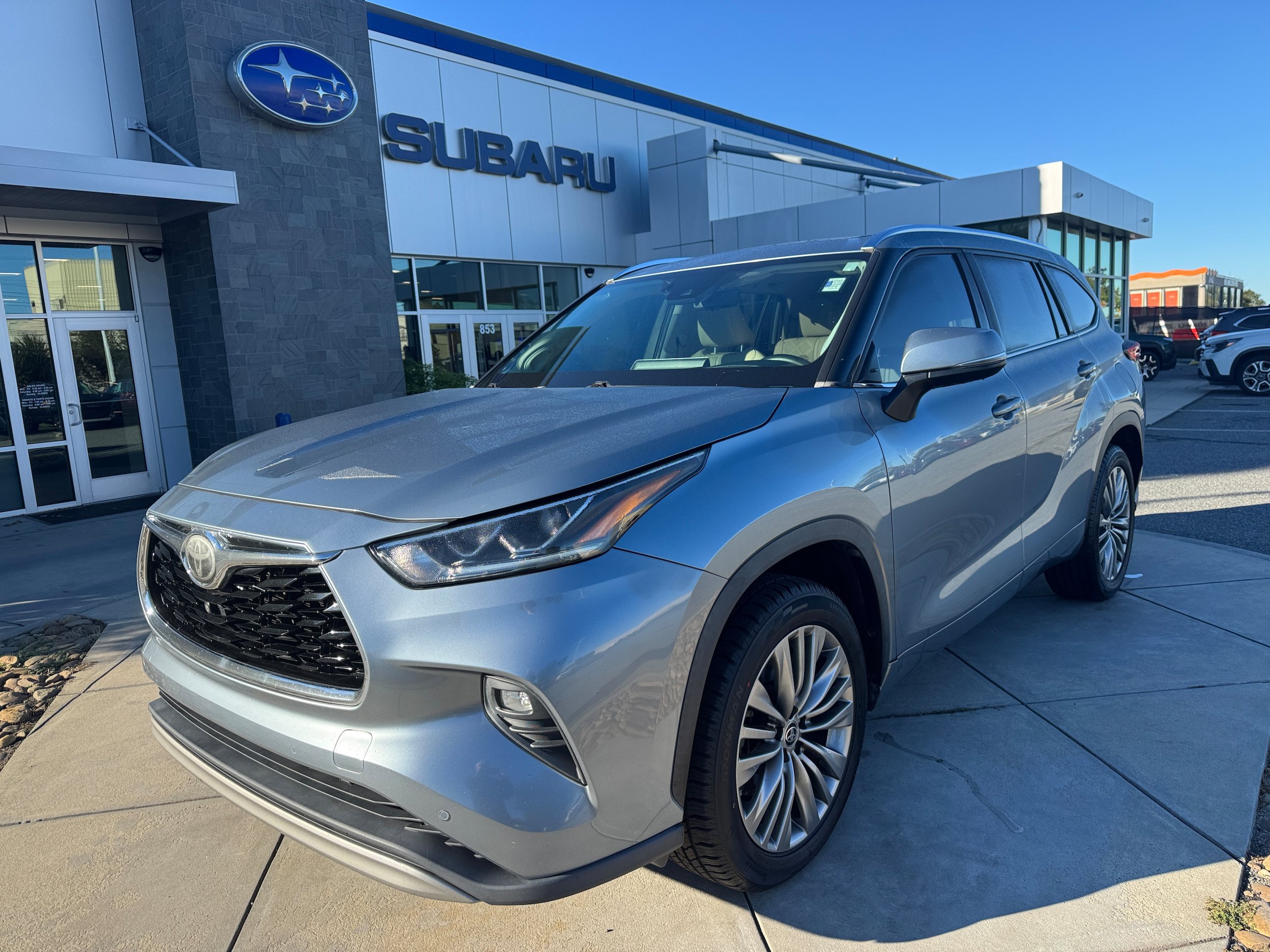 Used 2020 Toyota Highlander Platinum FWD image 2