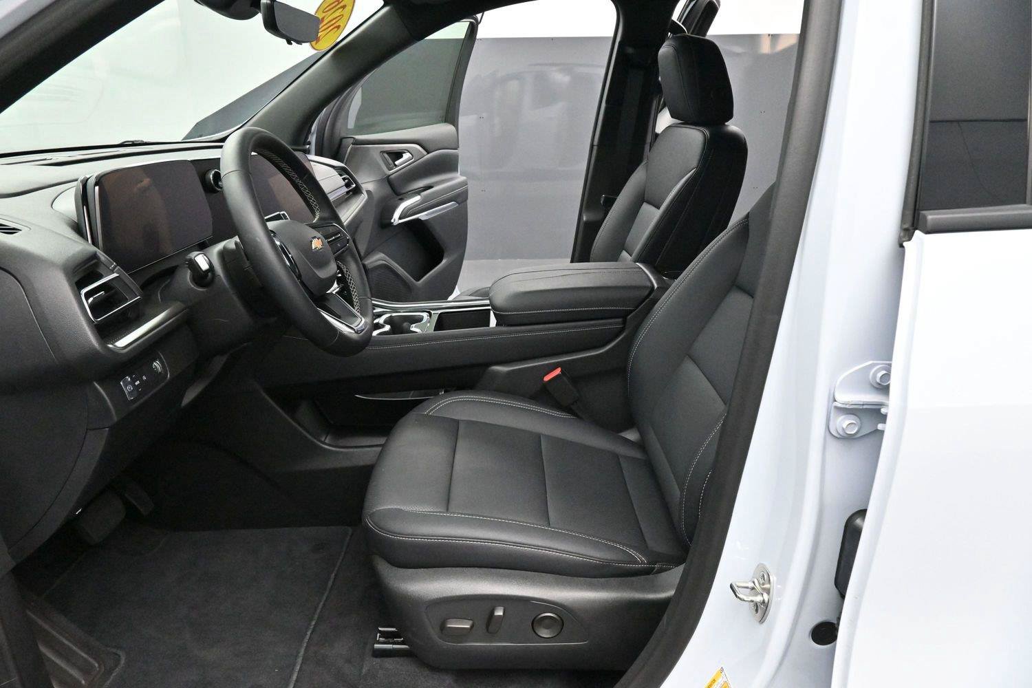 Used 2026 Chevrolet Traverse LT w/ Sun and Wheel Package FWD image 15