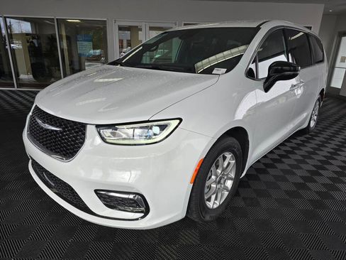 Used 2025 Chrysler Pacifica Select image 7