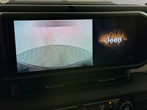 Used 2025 Jeep Wrangler Unlimited Sahara AWD/4WD image 21