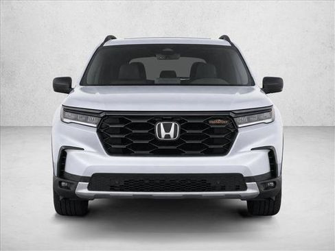 Used 2025 Honda Pilot TrailSport image 2