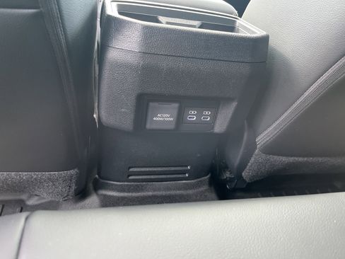 Used 2025 Toyota Tacoma Limited image 27