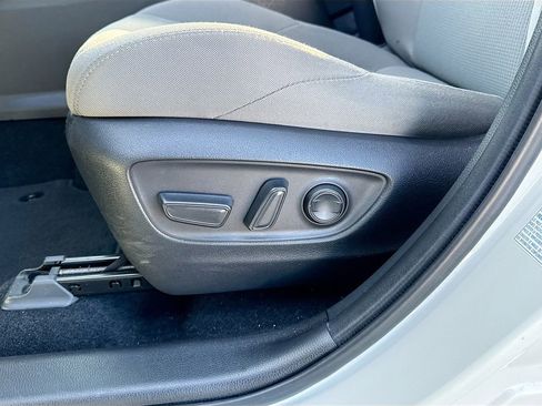 Used 2021 Toyota Venza LE image 21