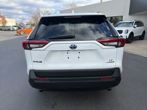 Used 2021 Toyota RAV4 LE image 7