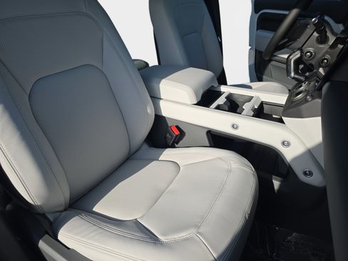 New 2026 Land Rover Defender 130 X-Dynamic SE AWD/4WD image 10