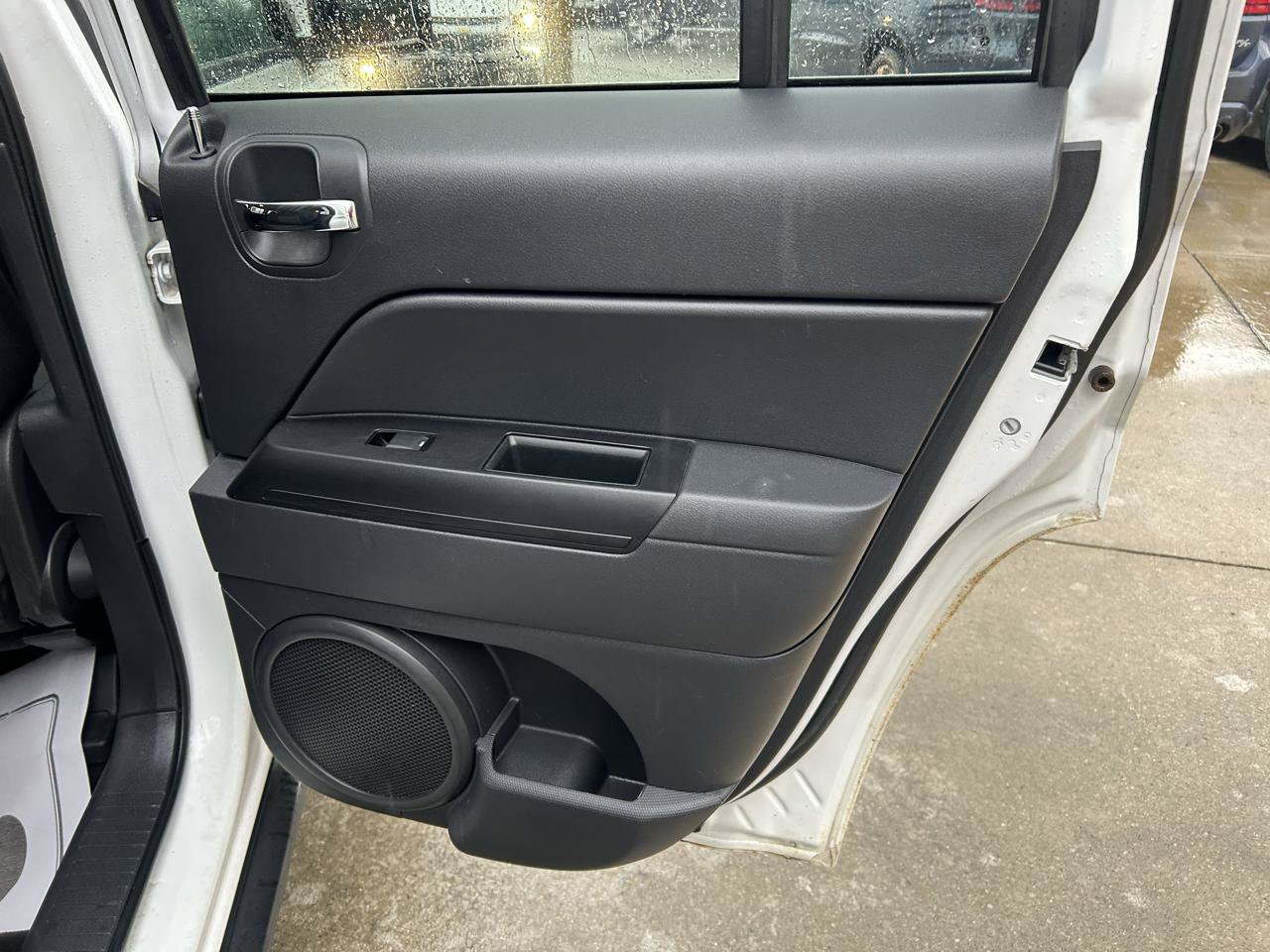 Used 2014 Jeep Patriot Latitude AWD/4WD image 15