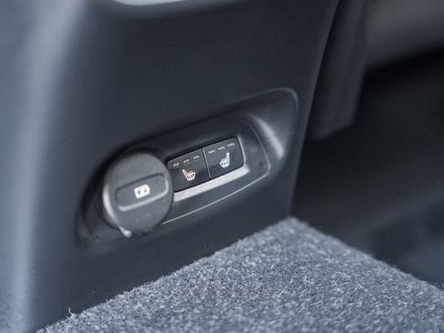 Used 2021 Volvo XC40 P8 Recharge w/ Advanced Package image 32