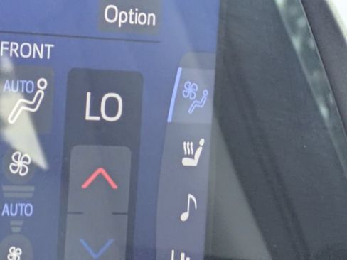 Used 2021 Toyota Highlander Limited FWD image 25