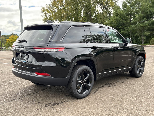 New 2027 Jeep Grand Cherokee Limited AWD/4WD image 2