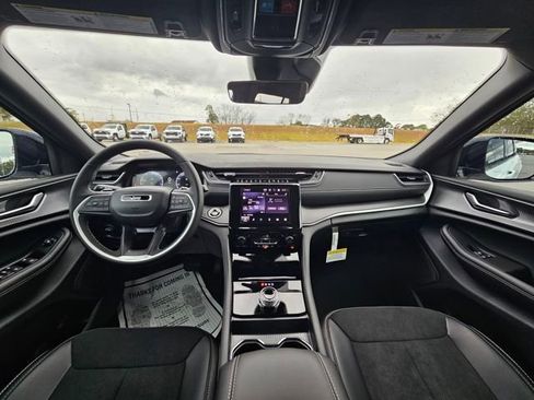 New 2025 Jeep Grand Cherokee Altitude image 12