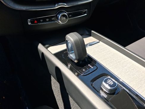 Used 2025 Volvo XC60 B5 Plus image 22