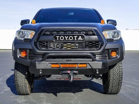Used 2018 Toyota Tacoma TRD Off-Road w/ Technology Package image 3