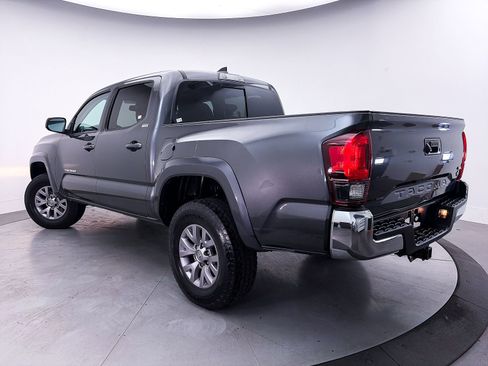 Used 2019 Toyota Tacoma SR5 RWD image 2