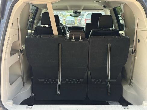 Used 2023 Chrysler Pacifica Touring-L FWD image 15