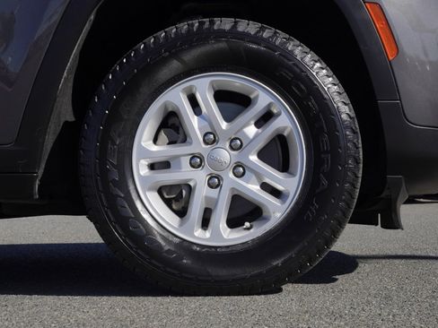 Certified 2022 Jeep Grand Cherokee Laredo w/ Luxury Tech Group I image 11