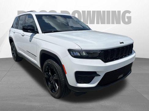 Used 2025 Jeep Grand Cherokee Altitude RWD image 3