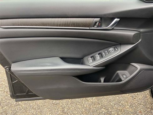 Used 2018 Honda Accord EX image 10