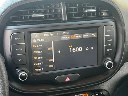Used 2025 Kia Soul LX w/ LX Technology Package FWD image 20