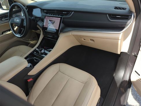 Used 2022 Jeep Grand Cherokee Limited image 22