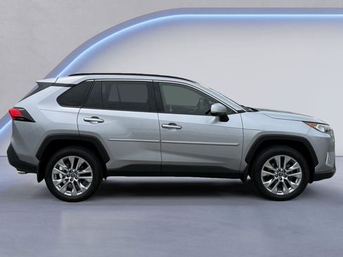 Used 2019 Toyota RAV4 Limited FWD image 2