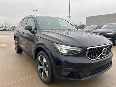 New 2025 Volvo XC40 B5 Core w/ Climate Package