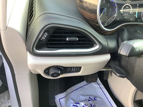 Used 2023 Chrysler Pacifica Limited image 14