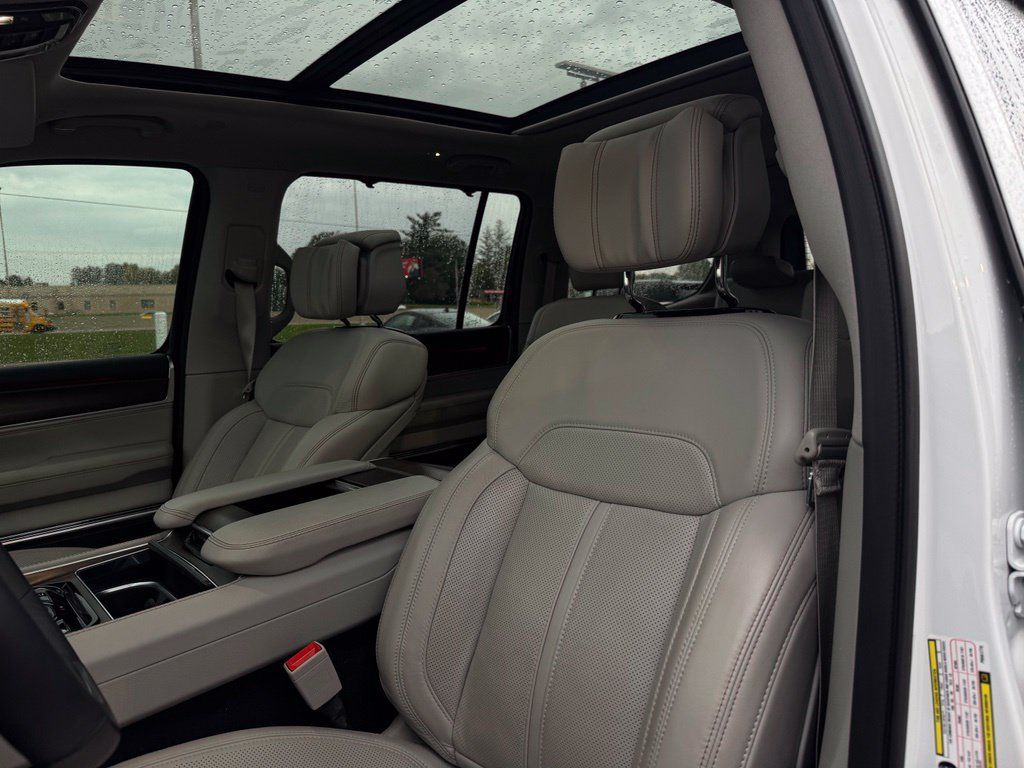 Used 2023 Jeep Grand Wagoneer 4WD image 7