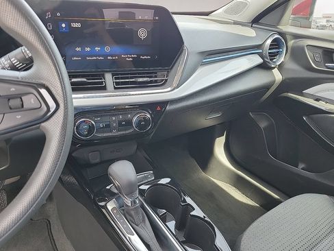 Used 2025 Chevrolet Trax LT FWD image 20