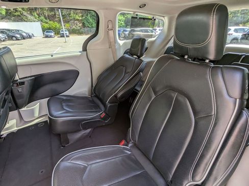 Used 2023 Chrysler Pacifica Limited image 25
