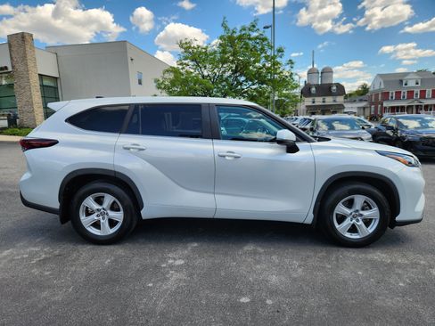Used 2024 Toyota Highlander LE AWD/4WD image 6