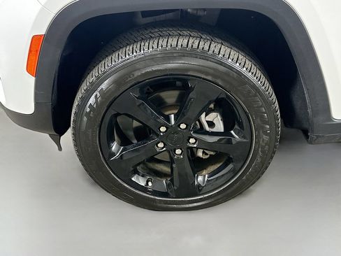 Used 2024 Jeep Grand Cherokee Altitude AWD/4WD image 8