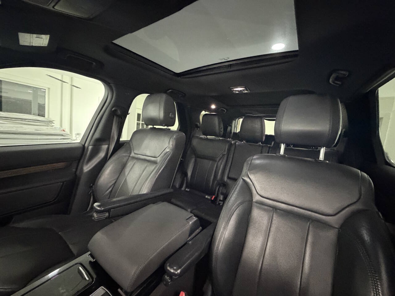 Used 2017 Land Rover Discovery HSE AWD/4WD image 25