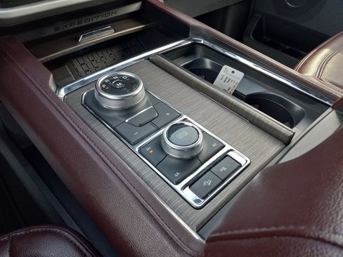 Used 2024 Ford Expedition Limited image 25