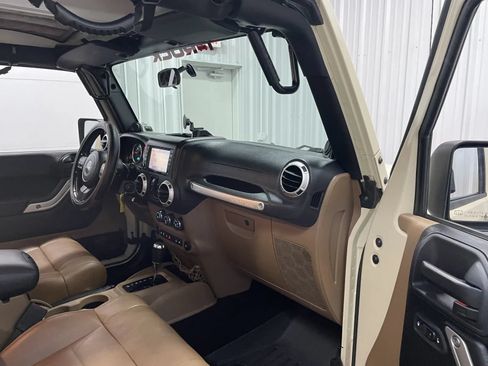 Used 2011 Jeep Wrangler Unlimited Rubicon w/ Connectivity Group AWD/4WD image 49