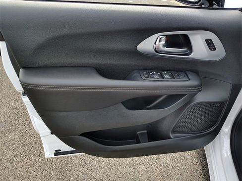 New 2026 Chrysler Pacifica Limited w/ Uconnect Theater Family Group image 11