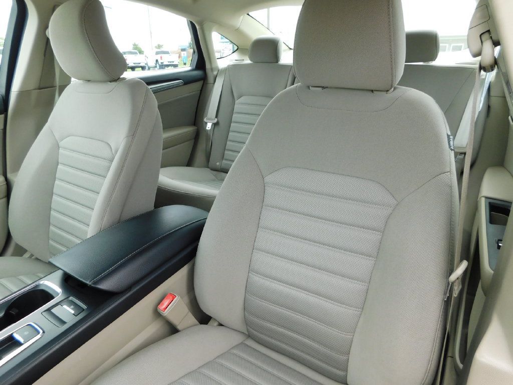 Used 2019 Ford Fusion SE FWD image 15