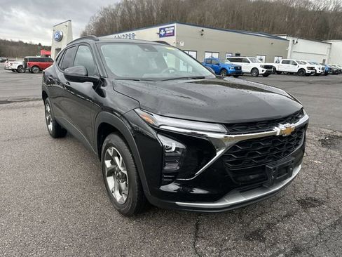 Used 2025 Chevrolet Trax LT image 11