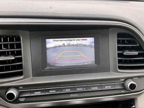 Used 2019 Hyundai Elantra SE image 14