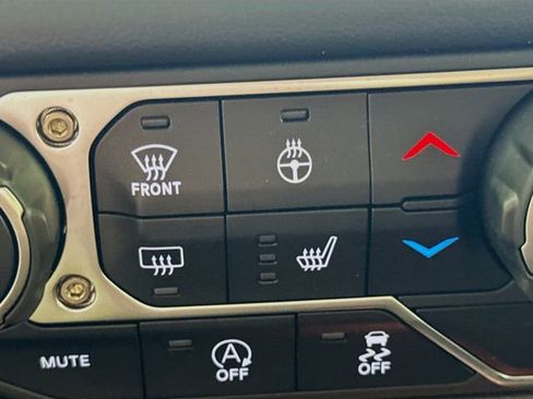 Used 2025 Jeep Gladiator Sport w/ Premium Package image 19