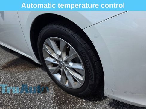 Used 2013 Lexus ES 300h w/ Luxury Pkg FWD image 2